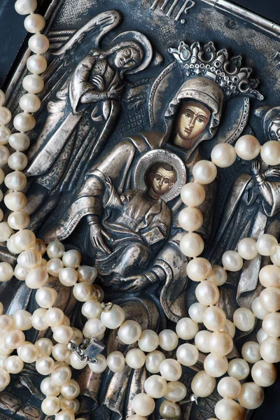Cadena de perlas en un icono de plata — Foto de Stock
