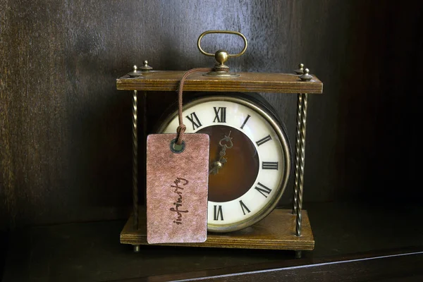 Eski saati ve etiketi ile kelime sonsuz — Stok fotoğraf