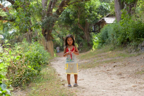 Niña va de camino en el pueblo filipino Imágenes de stock libres de derechos