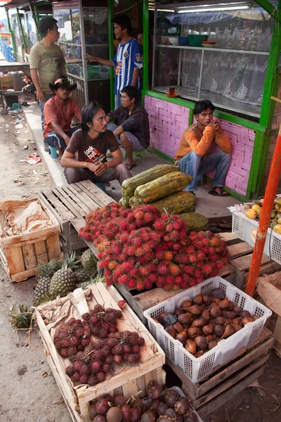 パラパット, インドネシア-8 月 18 日 2012:Men 販売市場でフルーツ — ストック写真