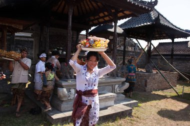 Bali, Endonezya-28 Ağustos 2012: bir adam ve bir kadın gif taşınan