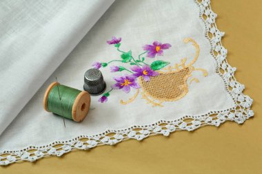 Bir iğne, bir yüksük ve bir mendil ile iş parçacığı