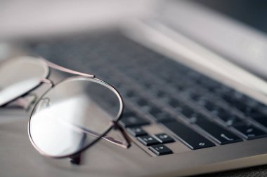 Laptop klavye üzerinde yalan gözlük