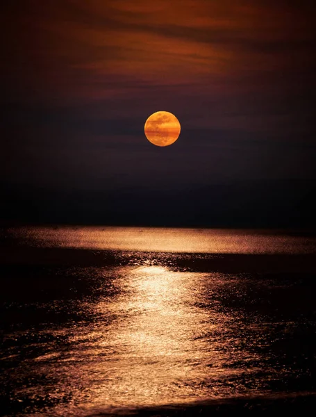 Volle maan boven het zeeoppervlak — Stockfoto