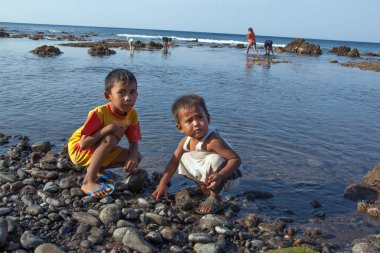 Bali Adası, Endonezya - Ağustos 29,2012: çocuk istiridye yakalamak
