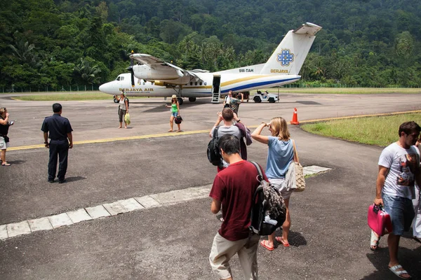 Thioman Island, Malajsie - srpen 6,2012: turisté jdou do CHKO — Stock fotografie
