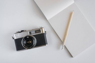 Renkli arka planda Retro tarzı kamera. Üst manzara, düz uzanma.