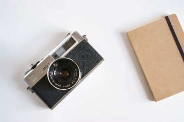 Renkli arka planda Retro tarzı kamera. Üst manzara, düz uzanma.