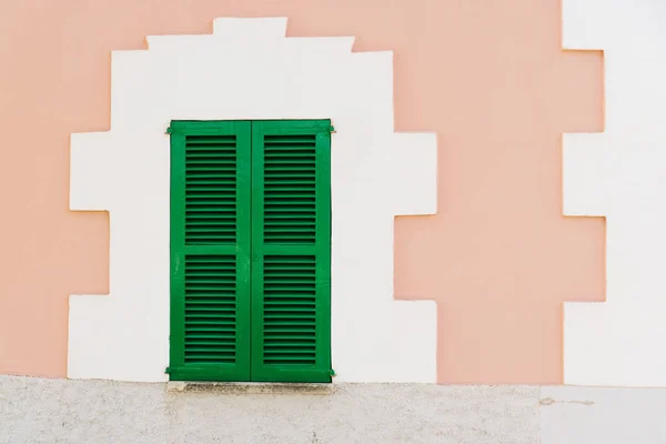 Fachada de casa rosa com obturador verde — Fotografia de Stock