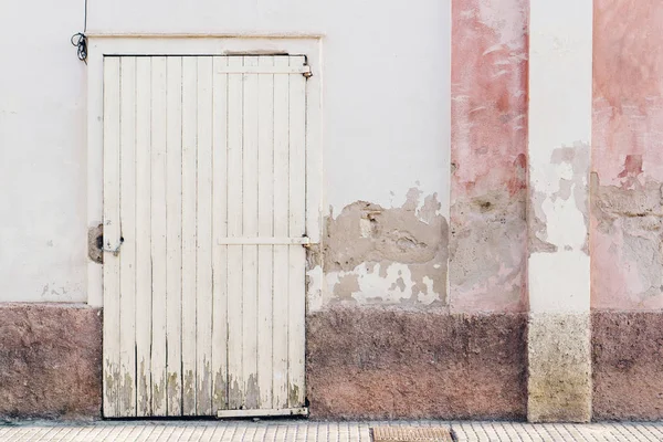 Casa grunge fachada rosa branca porta de madeira — Fotografia de Stock
