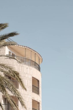 Ev mavi yaz gökyüzü. Yaratıcı, minimal, parlak ve havalı stil.