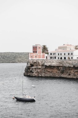 Taşlı maliyet köyü. Yaratıcı, minimal, parlak ve havalı stil.