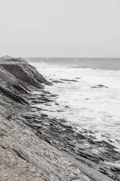 Rochas Costeiras Oceano Ondas Tempestade Criativa Mínimo Conceito Estilo Brilhante — Fotografia de Stock