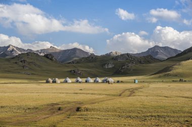 Tien Shan mountainsnear Çin sınır, Asya kampında geleneksel göçebe yurts