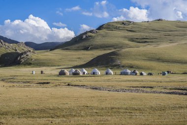 Geleneksel Kırgız yurts Çin ve Pakistan sınırında, Asya Tien Shan dağlarında