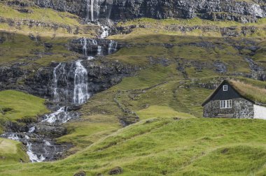 Faroe Adaları, Danimarka'Streymoy adada bir tepe üzerine inşa torf çatı ile şelale ve taş ev