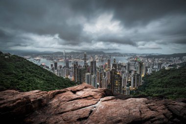 Muhteşem bir günbatımı manzara ateş bir taş tepeden Victoria Peak üzerinde 