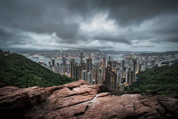 En underbar solnedgång landskap skjuta från en rocks kulle över Victoria Peak — Stockfoto