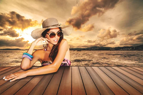 Chica con gafas de sol y sombrero de paja en el restaurante del muelle — Foto de Stock