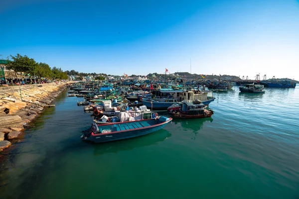 Гавань острова Чунг Чау, с традиционной рыбацкой лодкой, выстроенной над пирсом — стоковое фото