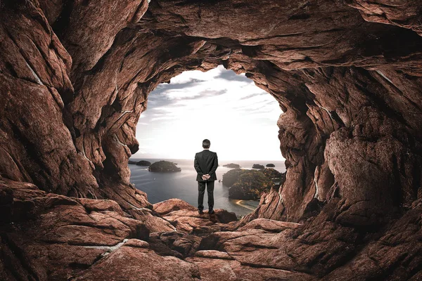 Hombre Negocios Mirando Fuera Del Túnel — Foto de Stock