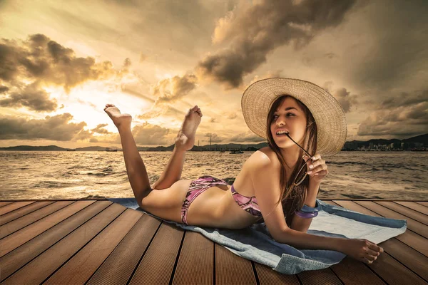Brünette Model Relaxen Auf Einem Pier Sonnenuntergang — Stockfoto