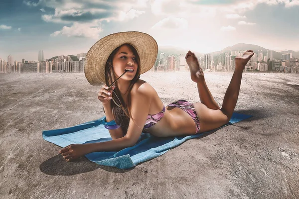 Beautiful Model Sunbathing Desert City — Stock Photo, Image