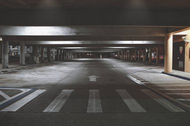 boş ıssız terk edilmiş otopark