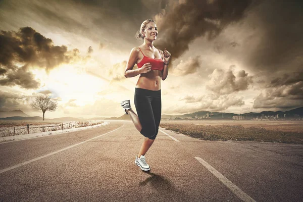 Passen Blond Meisje Joggen Het Platteland Zonsondergang — Stockfoto