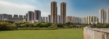 Hong Kong banliyösündeki bir bina kompleksinin panorama resmi.