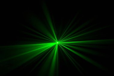 Karanlık odada çekilen renkli lazer ışınları 