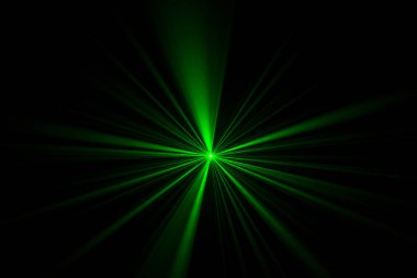 Karanlık odada çekilen renkli lazer ışınları 