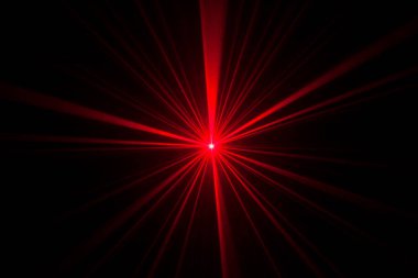 Karanlık odada çekilen renkli lazer ışınları 