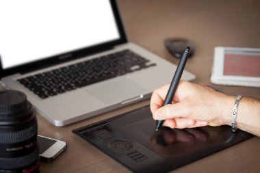 Dizüstü bilgisayarı, fotoğraf lensi ve tablet aygıtı olan bir kalem tabletinin el tasarımı