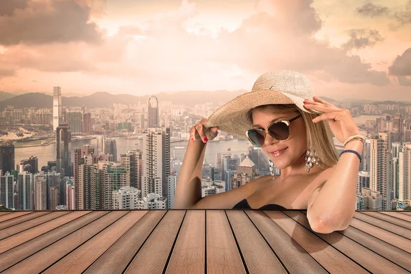 Girl Sunglasses Hat Posing Tall City Tower — Stock Photo, Image