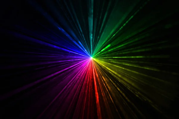 Wielokolorowe Wiązki Światła Laserowego Tęczowe Ciemnym Pomieszczeniu — Zdjęcie stockowe