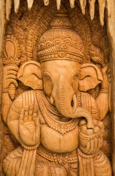 Scultura in legno per dio indù Ganesha sul legno . Immagini Stock Royalty Free