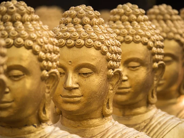 Närbild på huvudet Buddhastaty, mjukt fokus. — Stockfoto