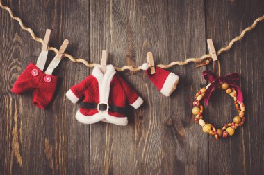Ahşap arka planda Noel süslemesi