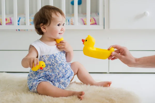 Küçük kız çocuk odasında eğitici oyuncaklarla oynuyor. — Stok fotoğraf