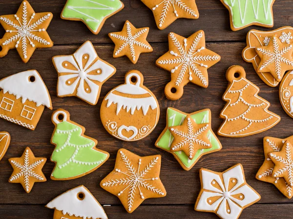 Ahşap arka plan üzerinde Noel ev yapımı kurabiye