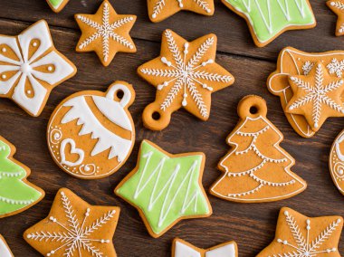 Ahşap arka plan üzerinde Noel ev yapımı kurabiye