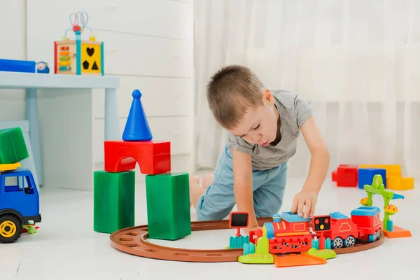 Yerdeki bir lokomotifle oynayan bebek — Stok fotoğraf