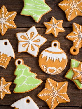 Ahşap arka plan üzerinde Noel ev yapımı kurabiye