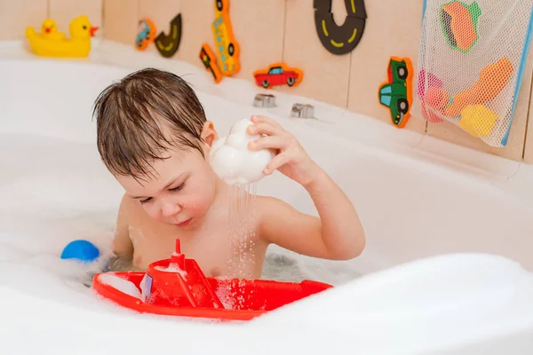 Маленький хлопчик грає у ванній — стокове фото