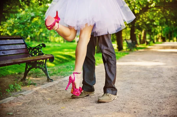Füße des Brautpaares — Stockfoto