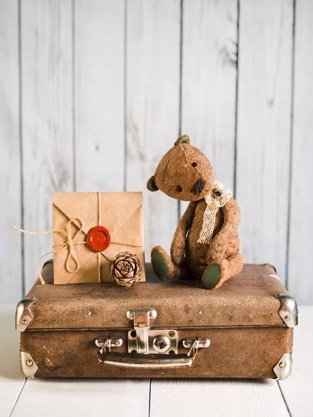 Teddy bear on a suitcase with love messages — Stock Photo, Image