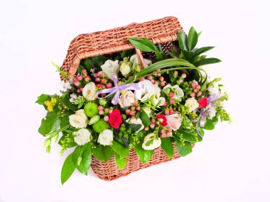 Beyaz arka planda bir buket çiçek