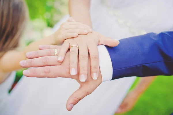 Família de mãos dadas juntos close-up . — Fotografia de Stock