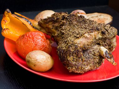 Baharat ile bir tabakta et